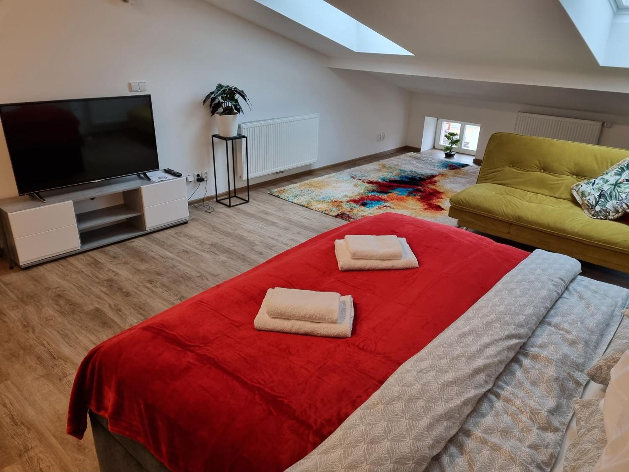 Podkrovni Studio Na Velkem Namesti S Wi-Fi Zdarma Hradec Králové Buitenkant foto